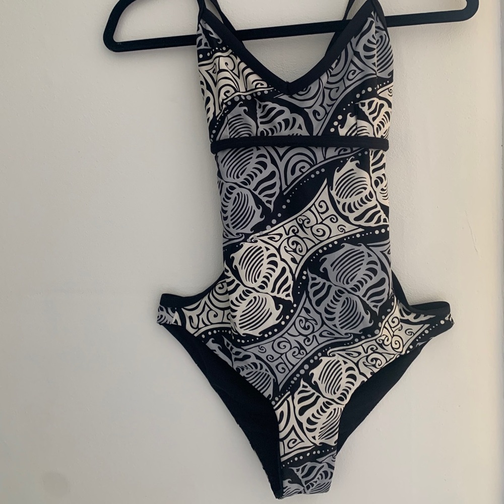 Honey girl Nani reversible one piece (black)